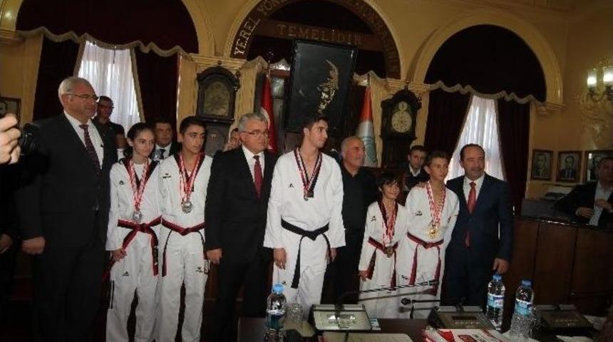 Edirne Belediyesi, Başarılı Sporcuları &Ouml;d&uuml;llendirdi