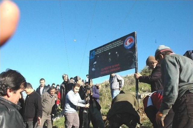 &Uuml;niversite &Ouml;ğrencileri "soma Hatıra Ormanı"na Fidan Dikti 3