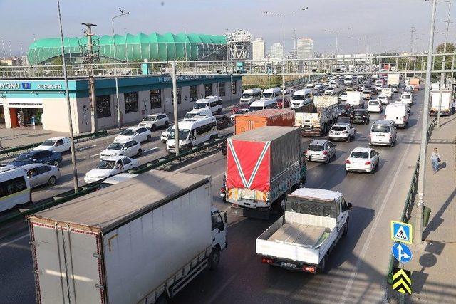 Bursa&rsquo;da Trafiğin K&acirc;busu Kamyonlar 1