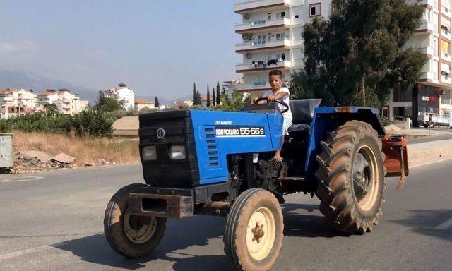 Çocuk Traktör Şoförü Yürekleri Ağza Getirdi 1