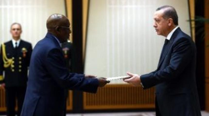 Cumhurbaşkanı Erdoğan, &Ccedil;ad B&uuml;y&uuml;kel&ccedil;isi Moussa Outman&rsquo;ı Kabul Etti