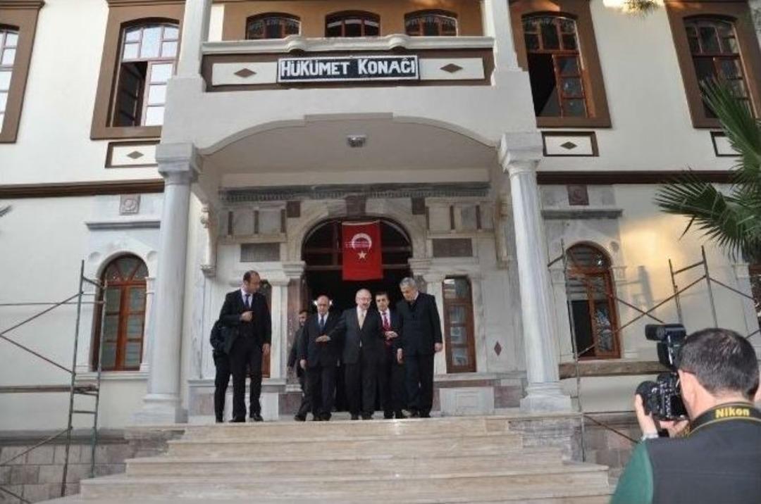 Vali Yaman Edremit&rsquo;te 500 Yıllık H&uuml;k&uuml;met Konağını İnceledi