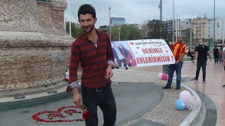 (&ouml;zel Haber) Taksim Meydanı&rsquo;ndaki Evlilik Teklifi Renkli G&ouml;r&uuml;nt&uuml;ler Oluşturdu