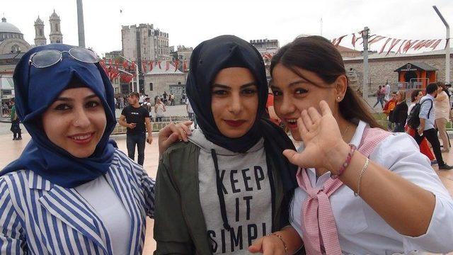 (özel Haber) Taksim Meydanı’ndaki Evlilik Teklifi Renkli Görüntüler Oluşturdu 1