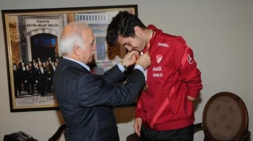 Vali Şahin, Ampute Futbol Milli Takımı Antren&ouml;r Ve Kalecisini &Ouml;d&uuml;llendirdi