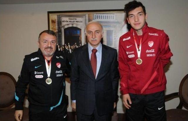 Vali Şahin, Ampute Futbol Milli Takımı Antren&ouml;r Ve Kalecisini &Ouml;d&uuml;llendirdi 2