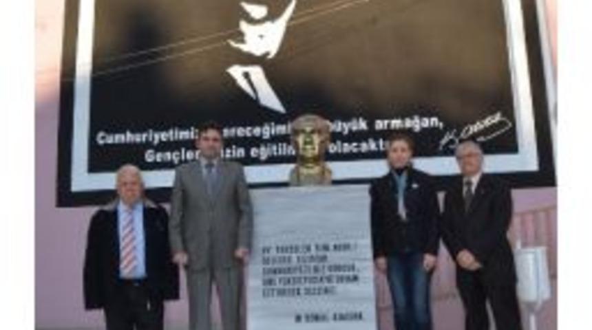 Chp Kula İlçe Yönetimi Atatürk Büstü Hediye Etti