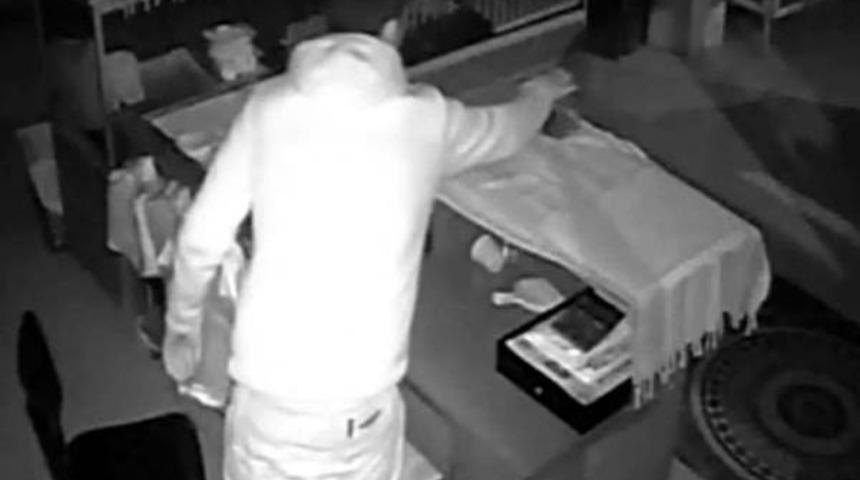 Fırından Sadaka Kutusu Hırsızlığı Kamerada