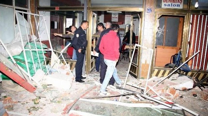 Kamyonun &Ccedil;arptığı Kahvehanede Faciadan D&ouml;n&uuml;ld&uuml;