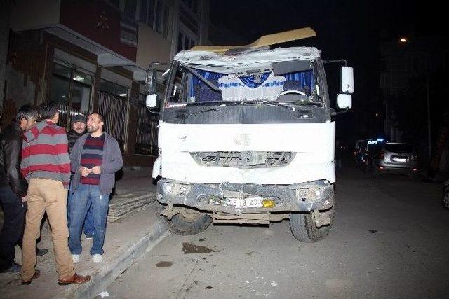 Kamyonun &Ccedil;arptığı Kahvehanede Faciadan D&ouml;n&uuml;ld&uuml; 1