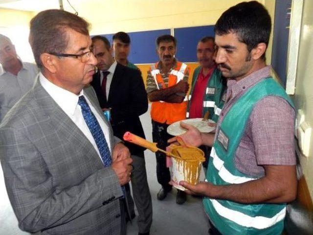 Cezası Bitti, Çocuklar Için Okulu 1 Hafta Daha Boyadı