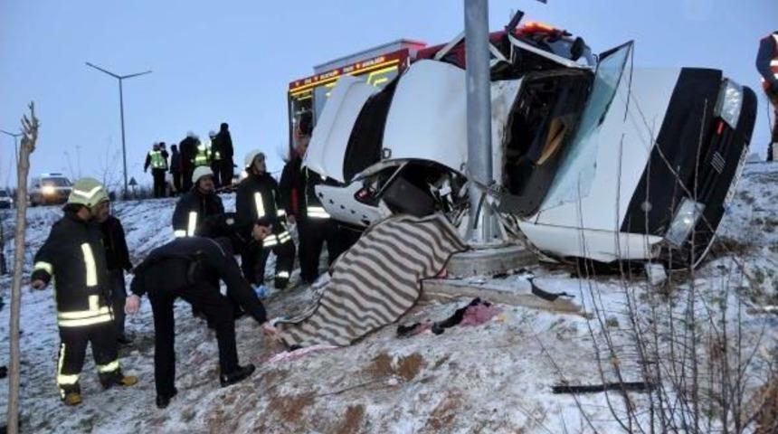 Sivas'ta 2 Buzlanma Kazası: 2 &Ouml;l&uuml;, 5 Yaralı