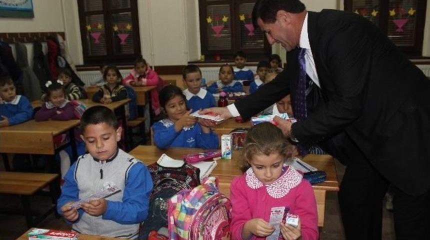 Muhtardan &Ouml;ğrencilere Diş Fır&ccedil;ası Ve Diş Macunu
