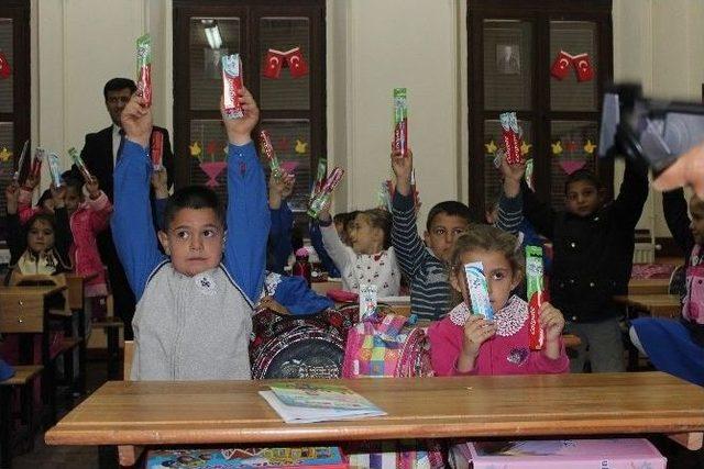 Muhtardan &Ouml;ğrencilere Diş Fır&ccedil;ası Ve Diş Macunu 1