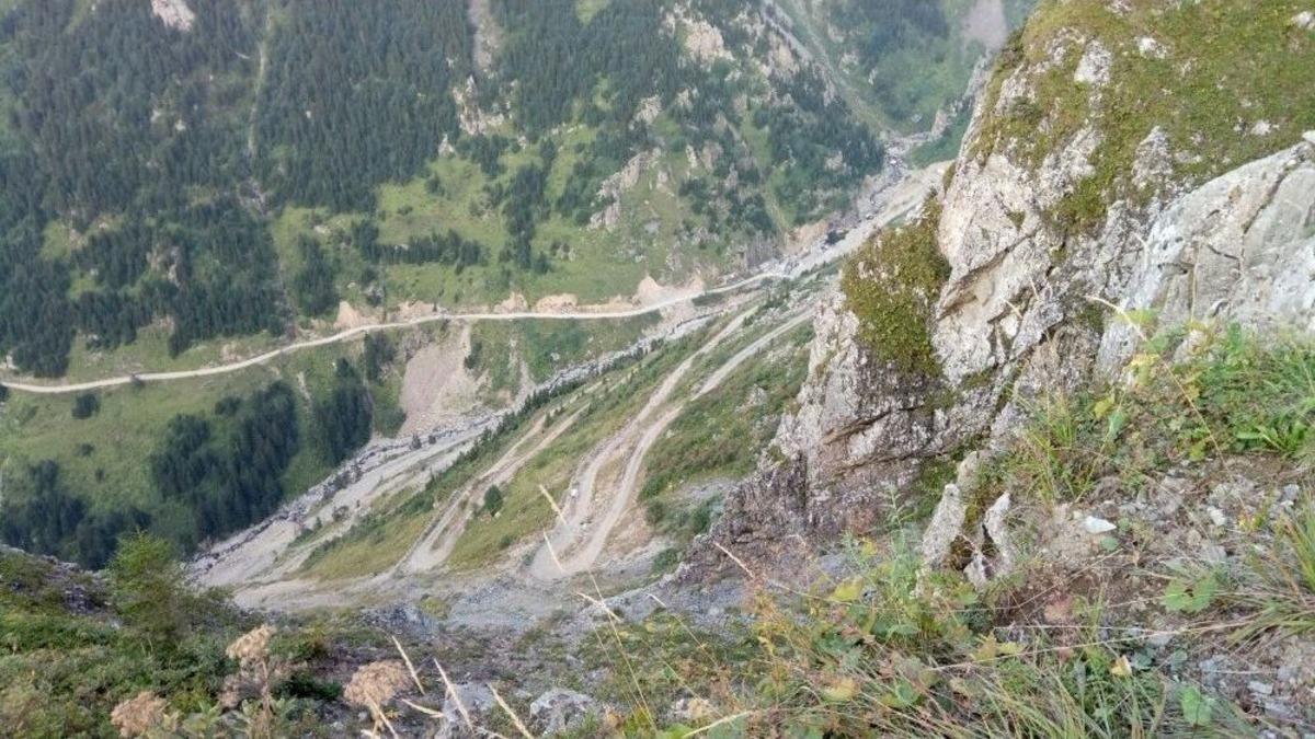 D&uuml;nyanın En Tehlikeli Yolları Arasında G&ouml;steriliyor