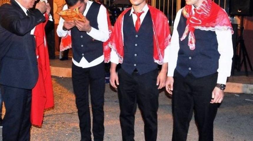 Askere Giden Gen&ccedil;ler T&uuml;rk Bayrakları İle Uğurlandı