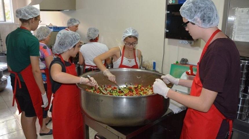 G&ouml;n&uuml;ll&uuml; Gen&ccedil;ler, Dost Eli Aşevinde