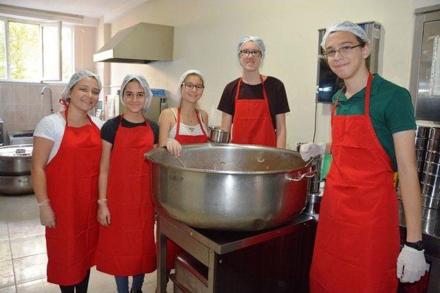 Gönüllü Gençler, Dost Eli Aşevinde