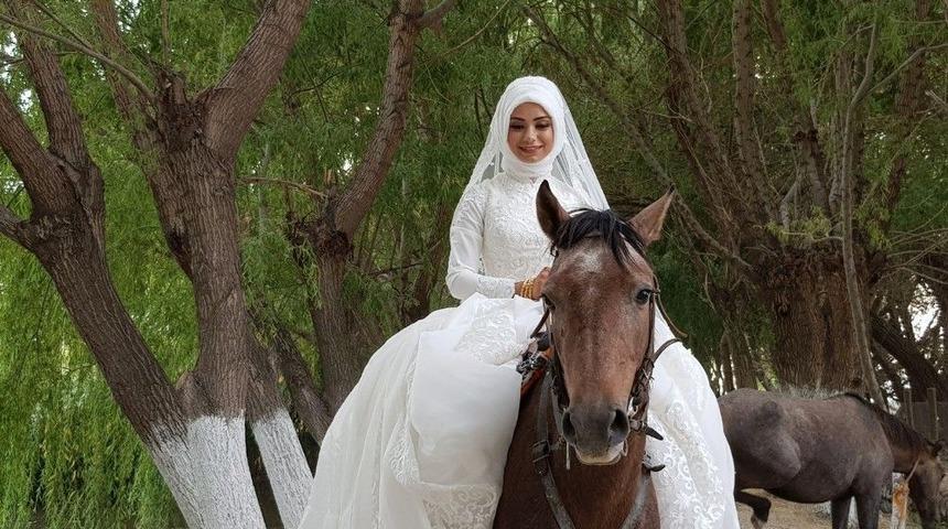 Biniciliği Seven Gelin, D&uuml;ğ&uuml;n &Ouml;ncesinde Gelinlikle Ata Bindi