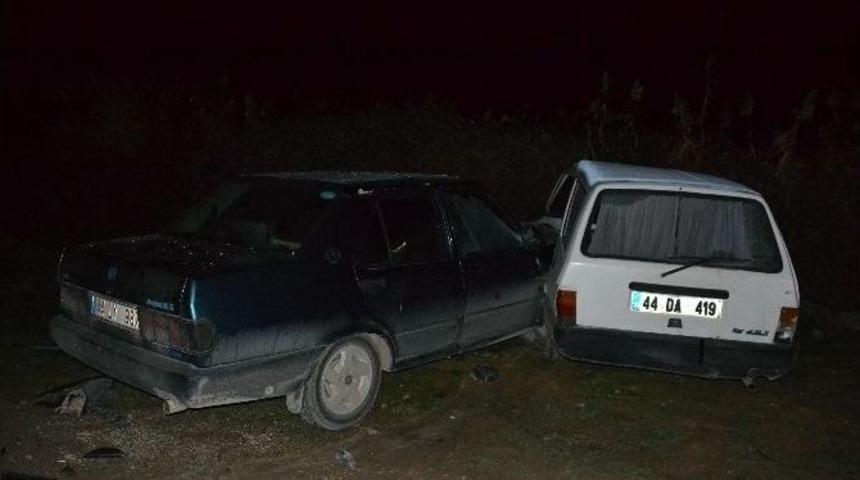 İki Otomobil &Ccedil;arpıştı: 3 Yaralı