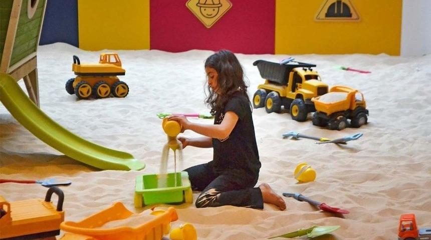 Piazza&rsquo;da Kum Havuzu Ve Buz Pisti İle Eğlence S&uuml;r&uuml;yor