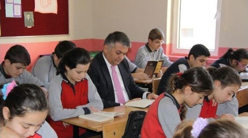 Vali Yazıcı, Sıralara Renk Verdi