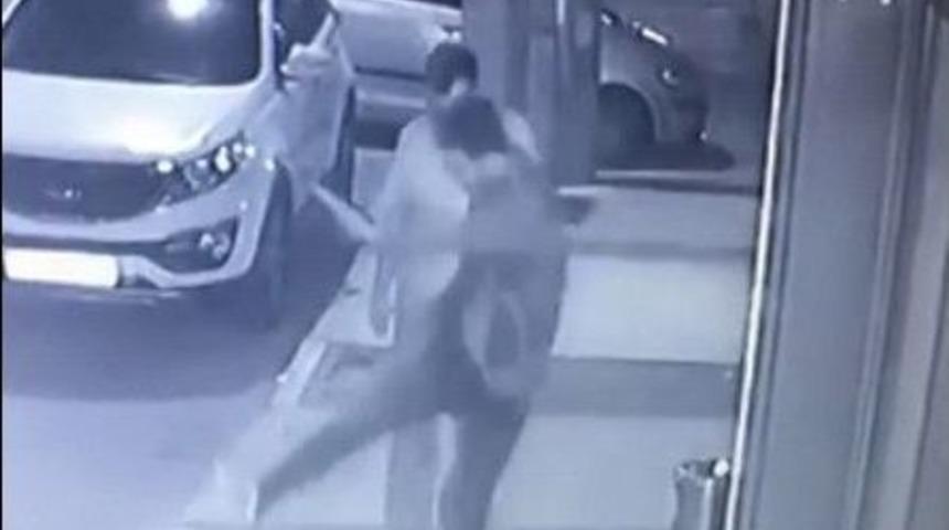 Kaldırımda Oturan K&ouml;peğe Tekme