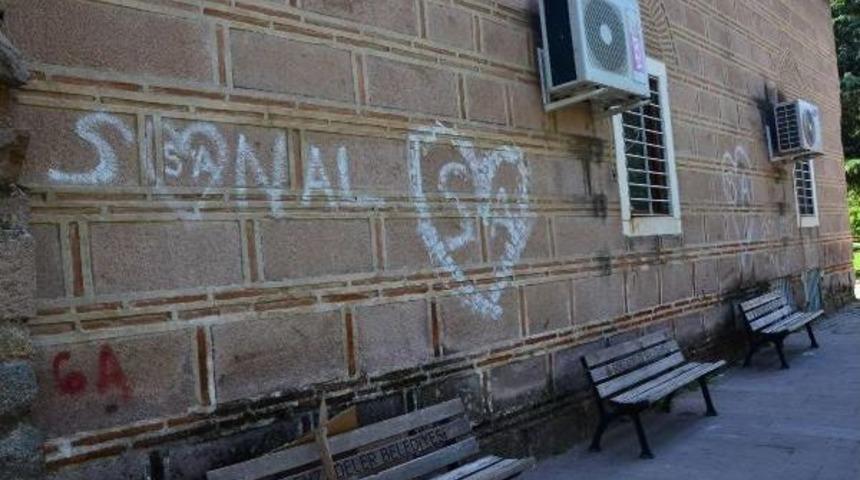 Tarihi Duvarların 'aşk Defterine' D&ouml;nmesi Tepki Topladı