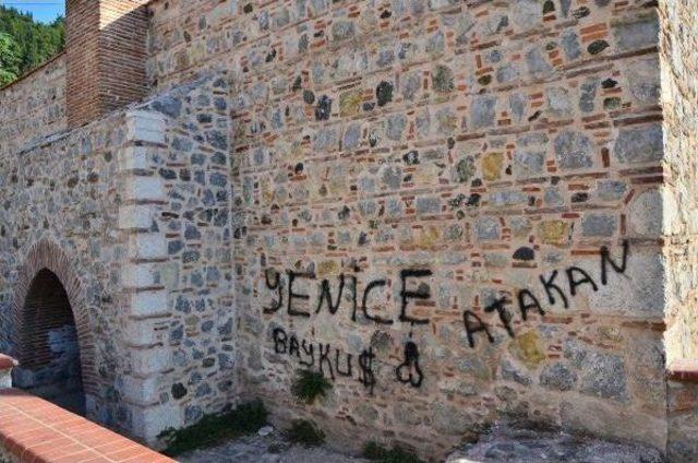 Tarihi Duvarların 'aşk Defterine' Dönmesi Tepki Topladı