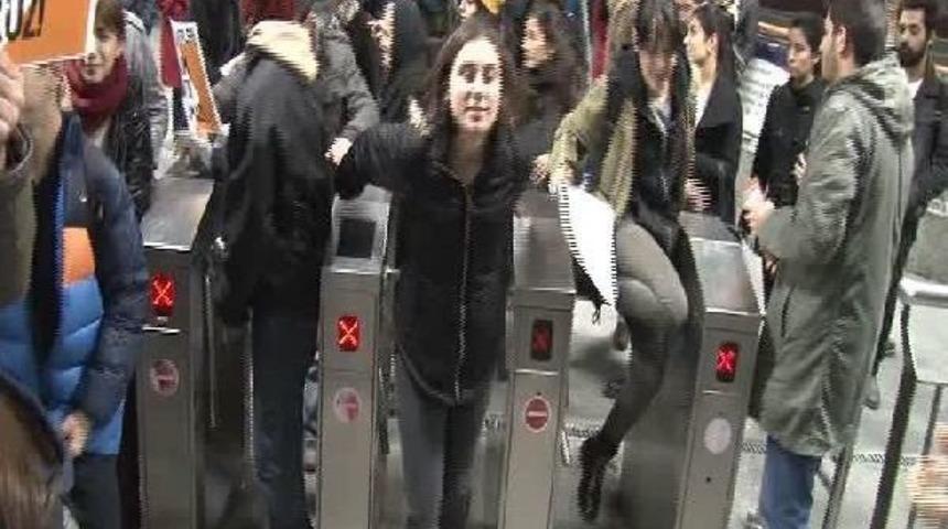 Metrob&uuml;se Turnikeden Atlayarak Bindiler