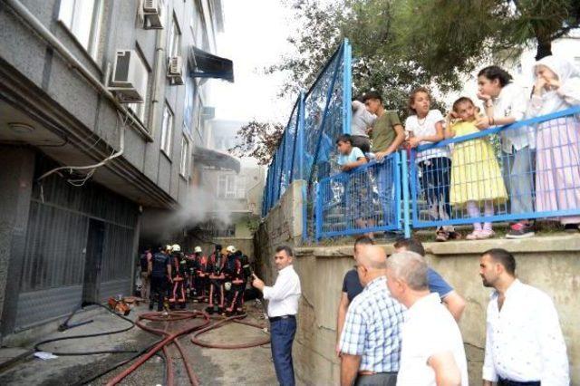 Sultangazi'de Kumaş Deposunda Yangın Çıktı...