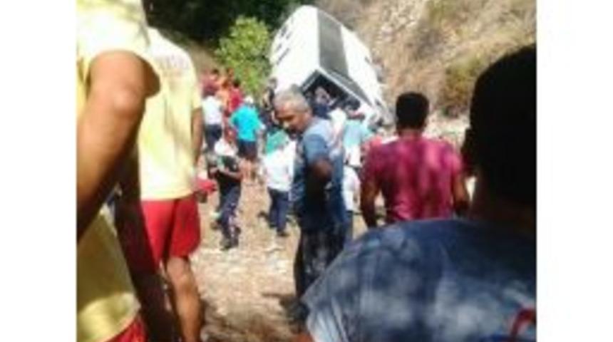 Antalya&rsquo;da Tur Otob&uuml;s&uuml; Şarampole Yuvarlandı: 2 &Ouml;l&uuml;