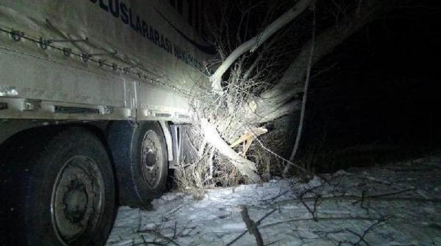 Buzlu Yolda Kayan Tır Şarampole Yuvarlandı