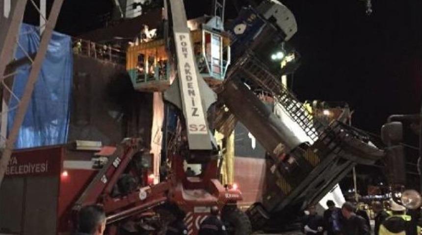 Gemiye İş Makinesi Y&uuml;kleyen Vin&ccedil; Devrildi, Operat&ouml;r &Ouml;ld&uuml;
