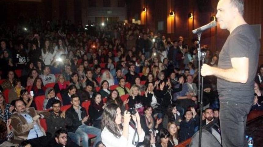 Haluk Levent Konserini Bilet Yerine Kitap Getirerek İzlediler
