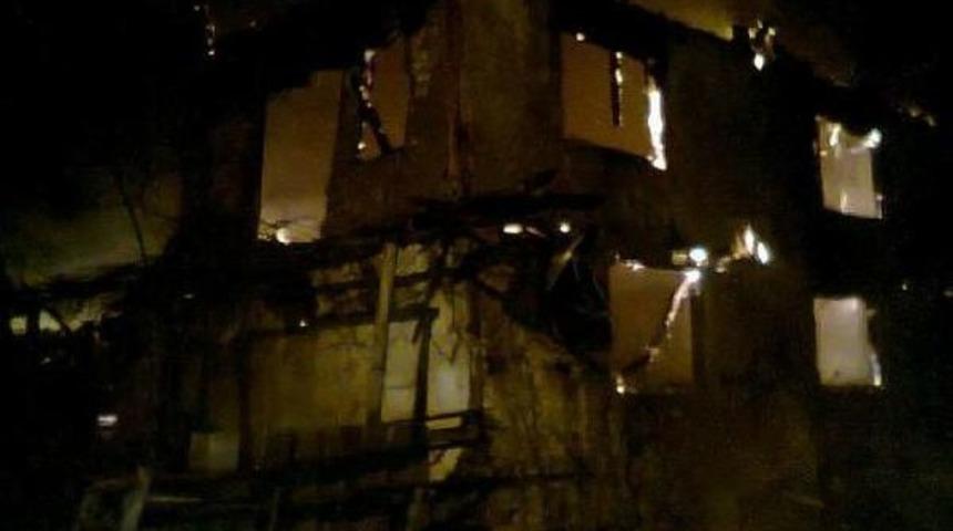 Yaşlı &Ccedil;ift Evlerinde Yanarak &Ouml;ld&uuml;