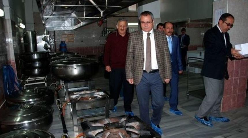 Vali Deniz, Yemek &Uuml;retim Tesisinde İncelemede Bulundu