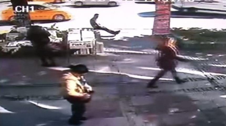 Otob&uuml;s Kazasından 3 Saniye İle Kurtuldu