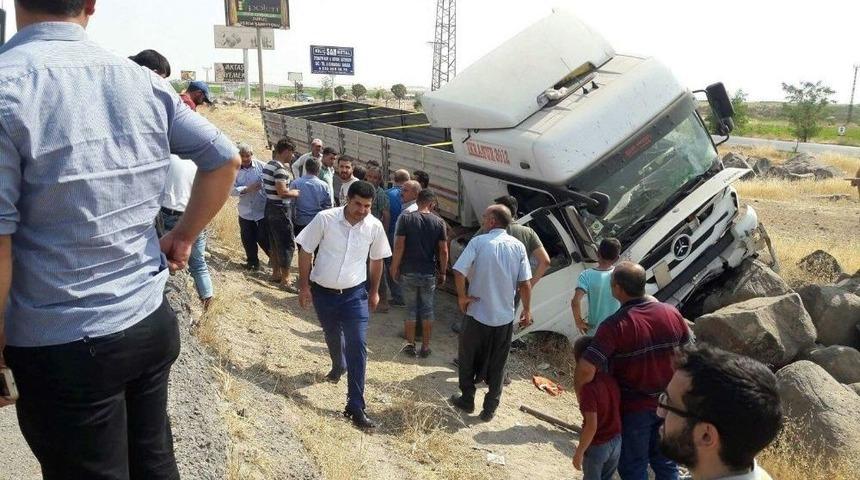 Kontrolden &Ccedil;ıkan Tır Kayalıklara &Ccedil;arptı