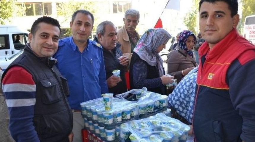 Memur Olacağım Sevinciyle Pilav Dağıttı