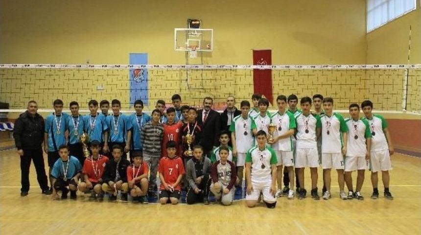 Yıldız Erkekler Voleybol M&uuml;sabakaları Sona Erdi