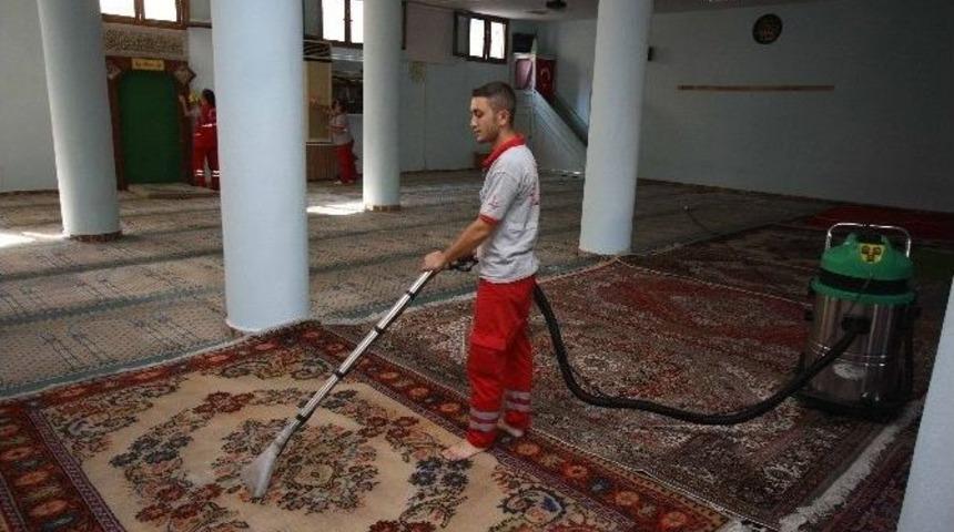 Bayraklı&rsquo;da İbadethaneler Elden Ge&ccedil;iyor