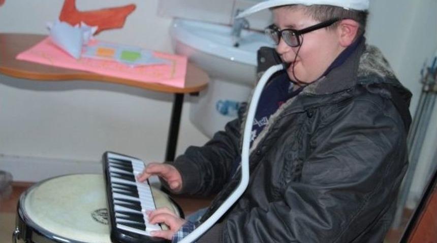 Onlar Engellerini M&uuml;zikle Aşıyor