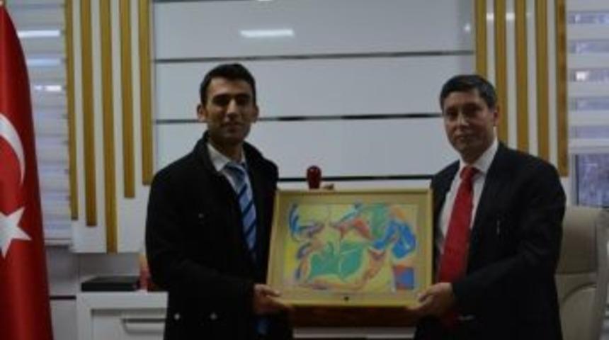 Miniklerin Yaptığı Tabloyu Hediye Etti