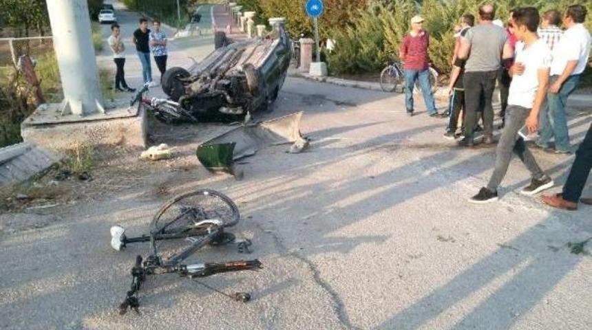 Otomobil 2 Bisikletliye &Ccedil;arptı: 1 &Ouml;l&uuml;, 3 Yaralı