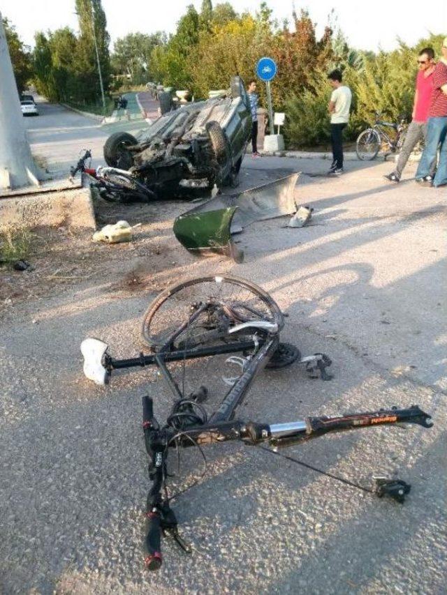 Otomobil 2 Bisikletliye &Ccedil;arptı: 1 &Ouml;l&uuml;, 3 Yaralı 2