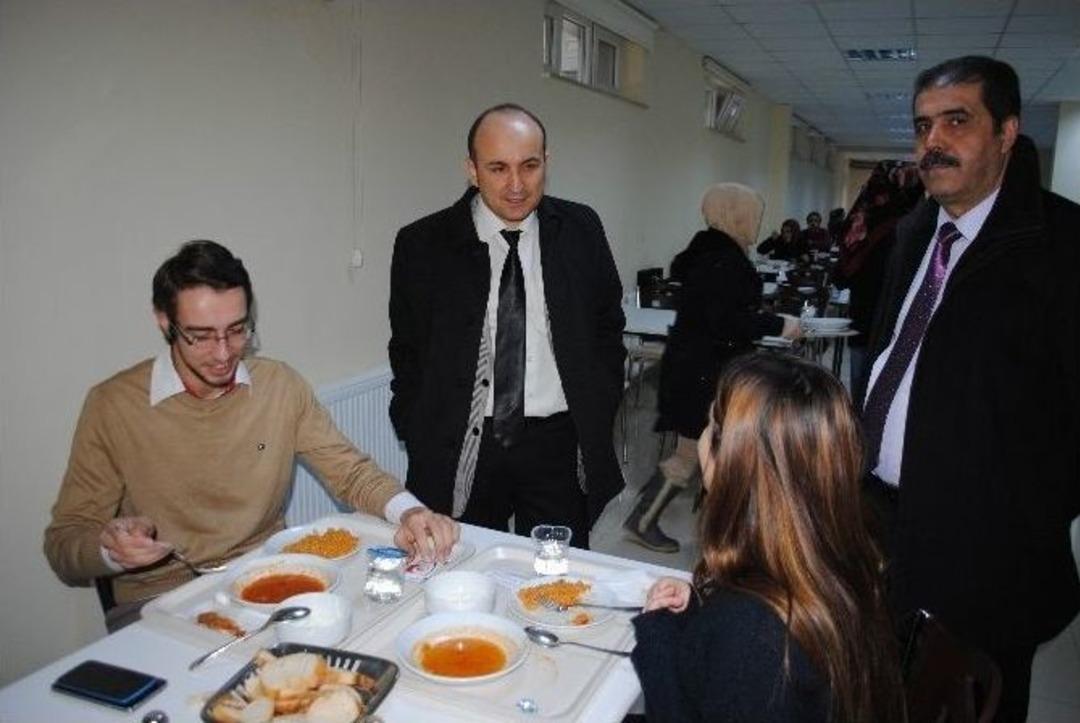 Rekt&ouml;rden Adresini Taşıyan &Uuml;niversitelilere &Uuml;cretsiz Yemek