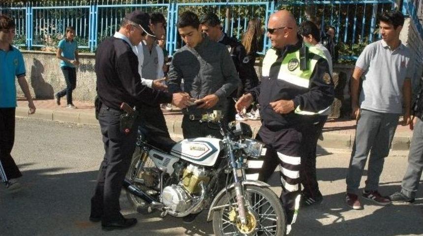 Okul &Ccedil;evrelerinde Huzur Operasyonu