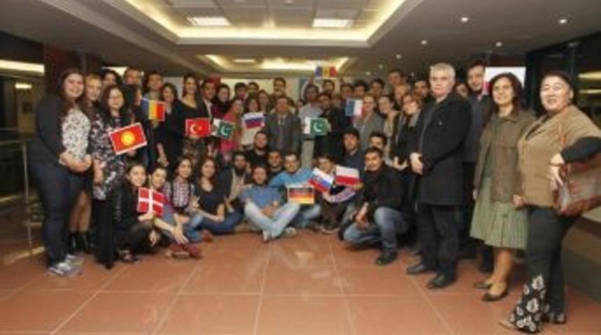 Uluslararası &Ouml;ğrenciler H&uuml;nerlerini Sergiledi