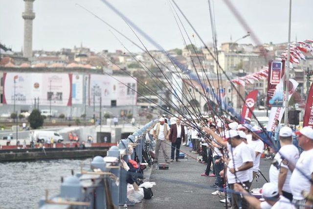 Galata Köprüsünde Balık Tutma Yarışı Renkli Görüntülere Sahne Oldu